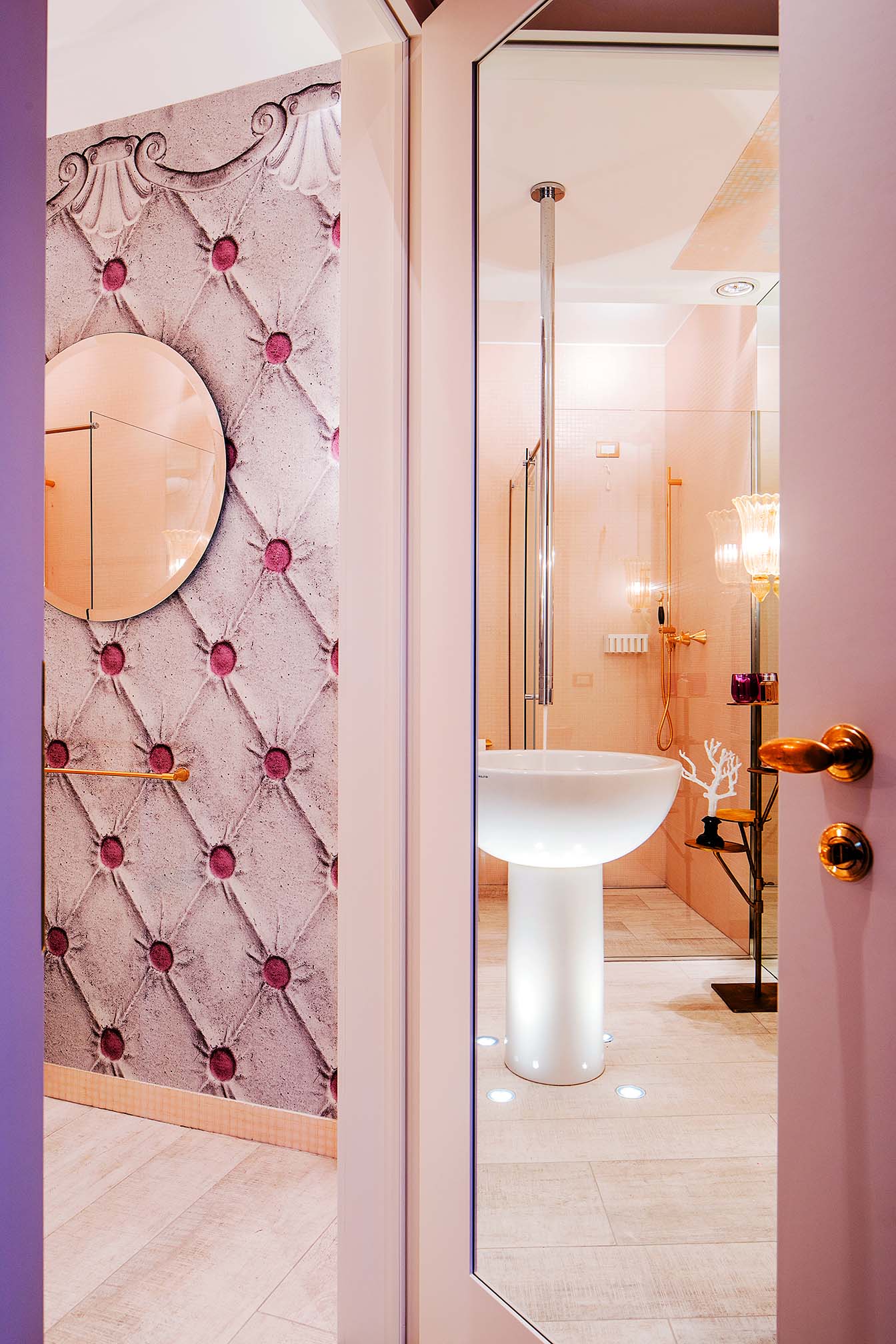 In hellen Tönen eingerichtetes Bad mit freistehendem Waschbecken, 3D-Tapete und Türe mit eingesetztem Spiegel