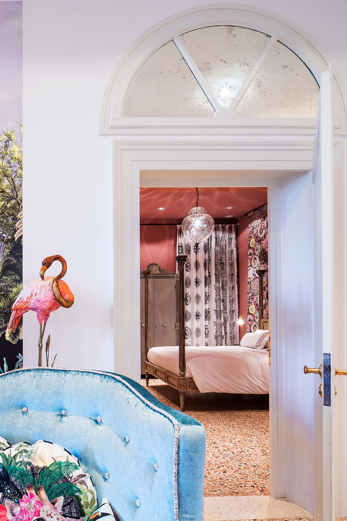Blick in ein Hotelzimmer mit Lacroix Tapete von Designers Guild.