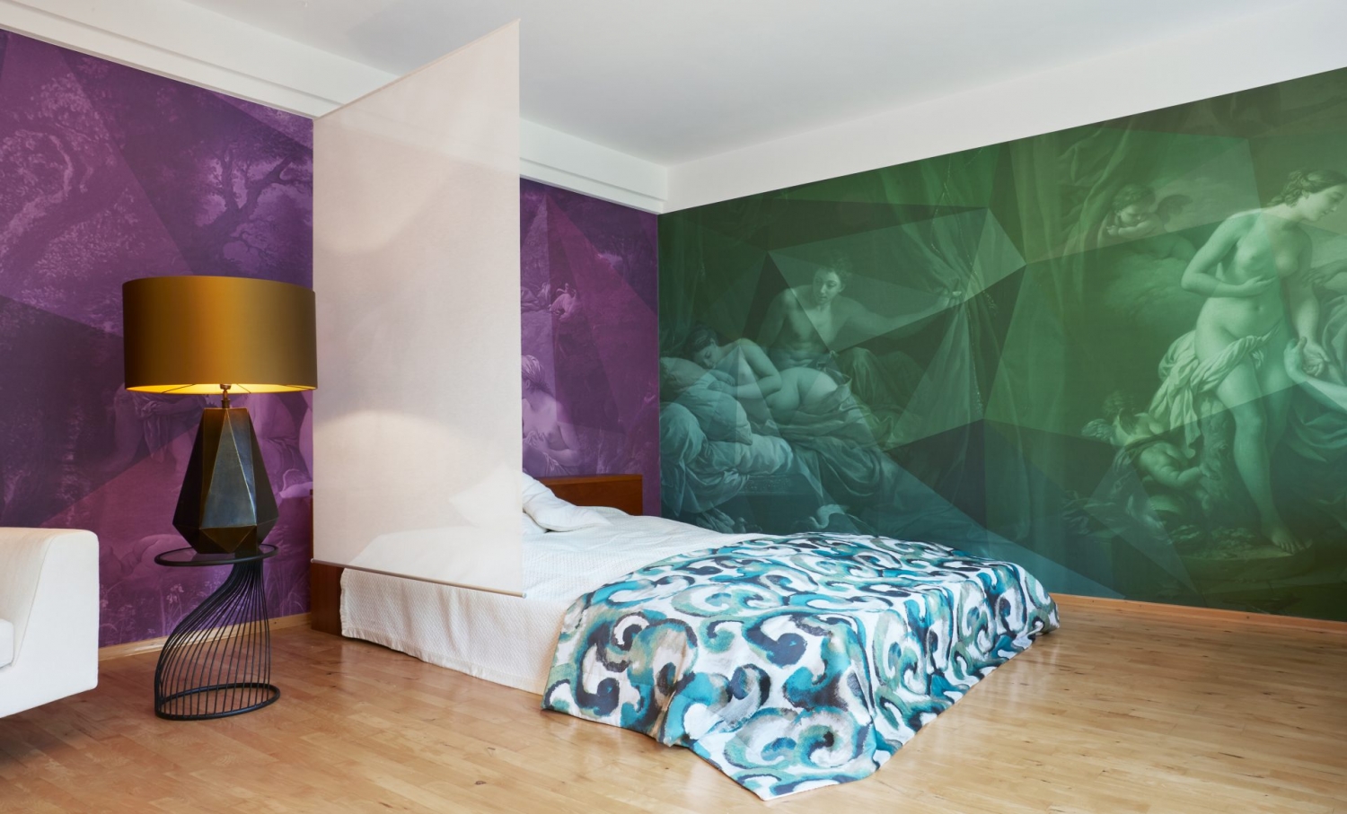 Doppelbett, räumlich getrennt mittels flachen, weißen Organza-Vorhangs, grüner und violetter Tapete mit Renaissance-Motiven