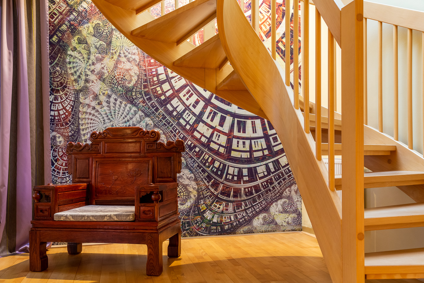 Treppenaufgang mit angepasster Tapete mit violettem Muster im Hintergrund, darunter asiatischer Thronsessel aus rot-braunem Holz.